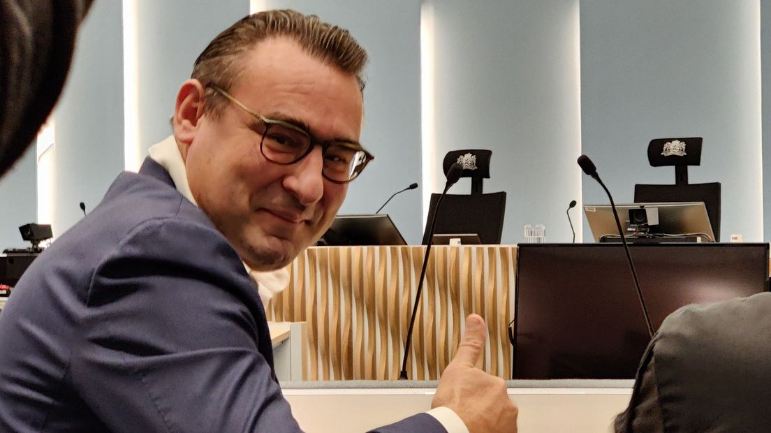 De Mos zegt er vertrouwen in te hebben, hij zit inmiddels in het verdachtenbankje