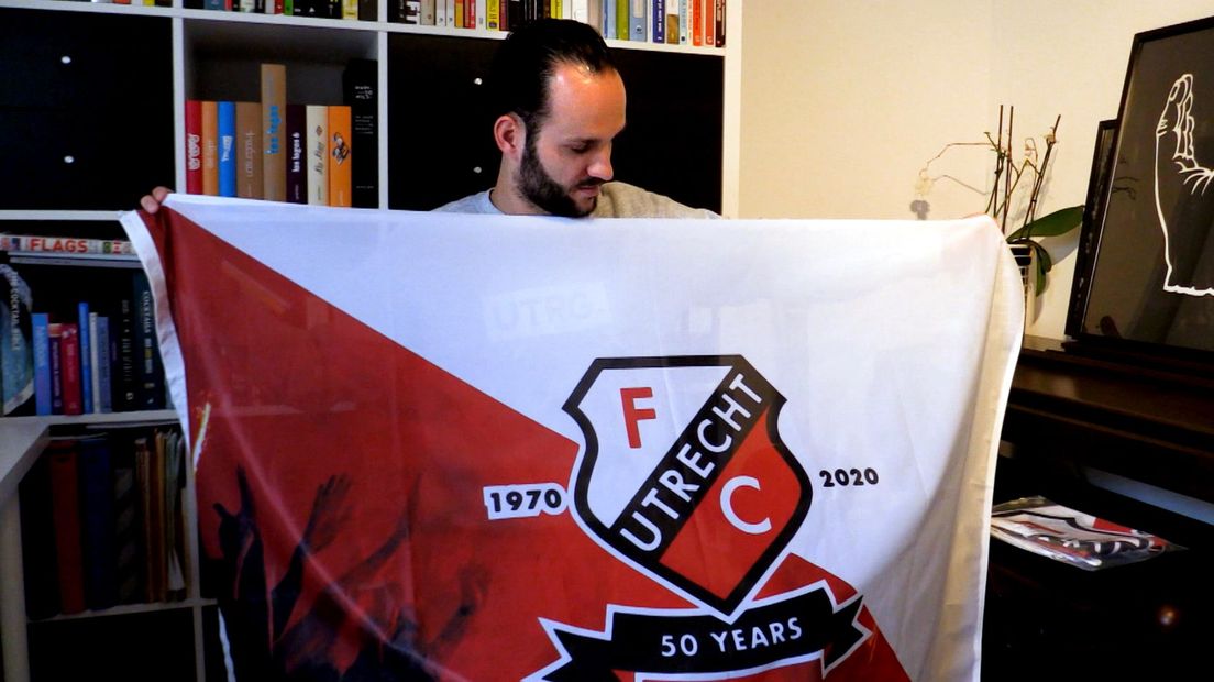 Nathan Roos met de vlag voor Frans van Seumeren.