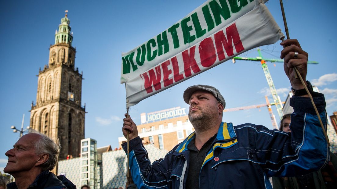Een manifestatie om vluchtelingen welkom te heten, op de Grote Markt in Groningen (archief)