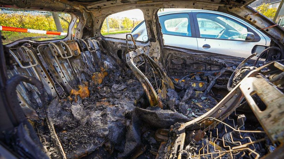 Van het interieur van de auto is niets meer over.