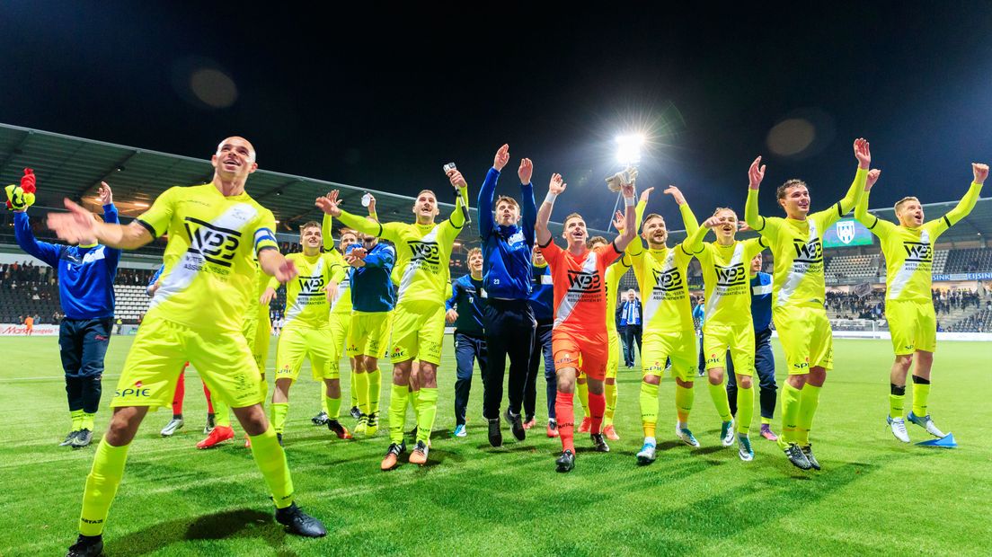 Spelers van Hoek bedanken de meegereisde fans