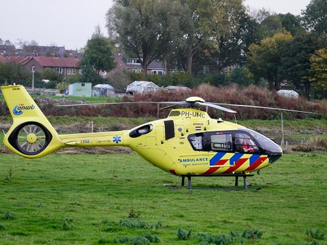 Een traumahelikopter uit Amsterdam verleende hulp in de Groene Kruisstraat