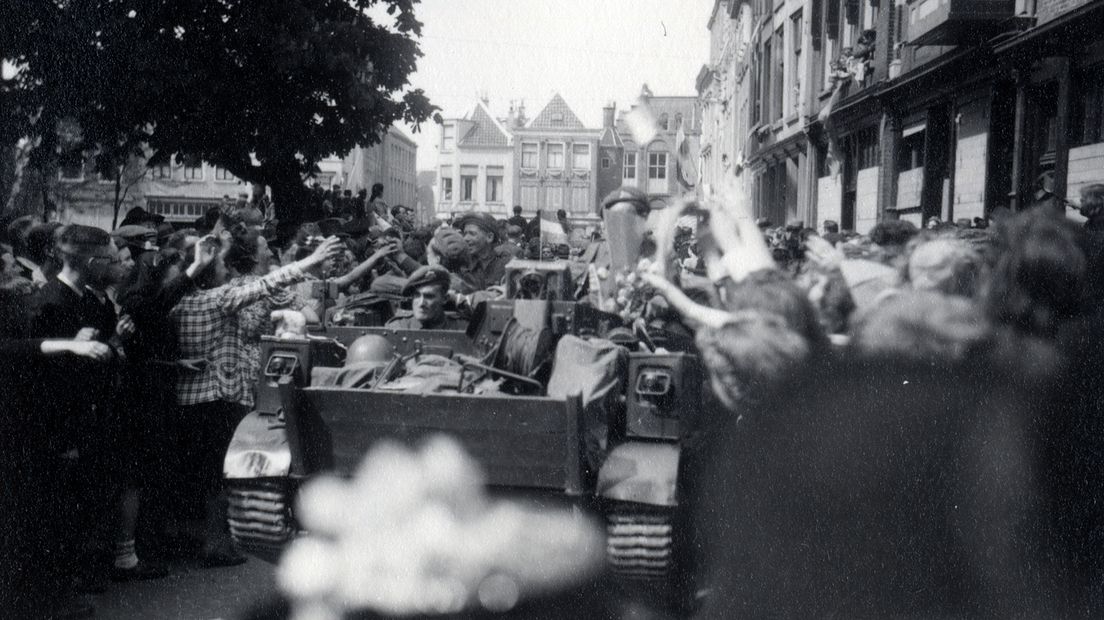 Geallieerde militairen op de Korte Minrebroederstraat in Utrecht, 7 mei 1945.