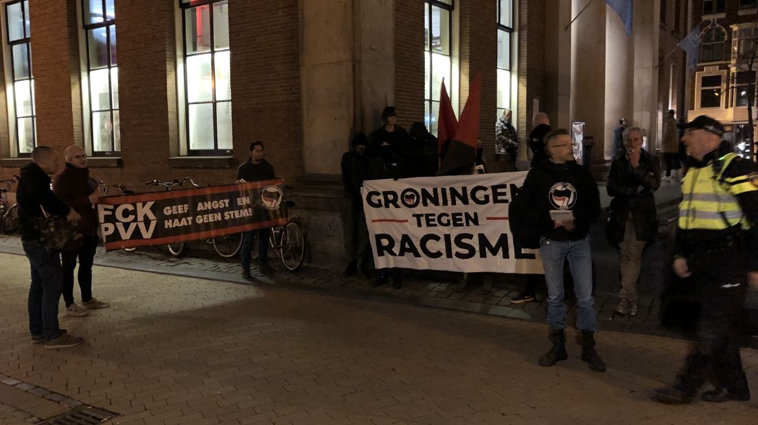 Actievoerders protesteerden tegen een bijeenkomst van PVV'ers.