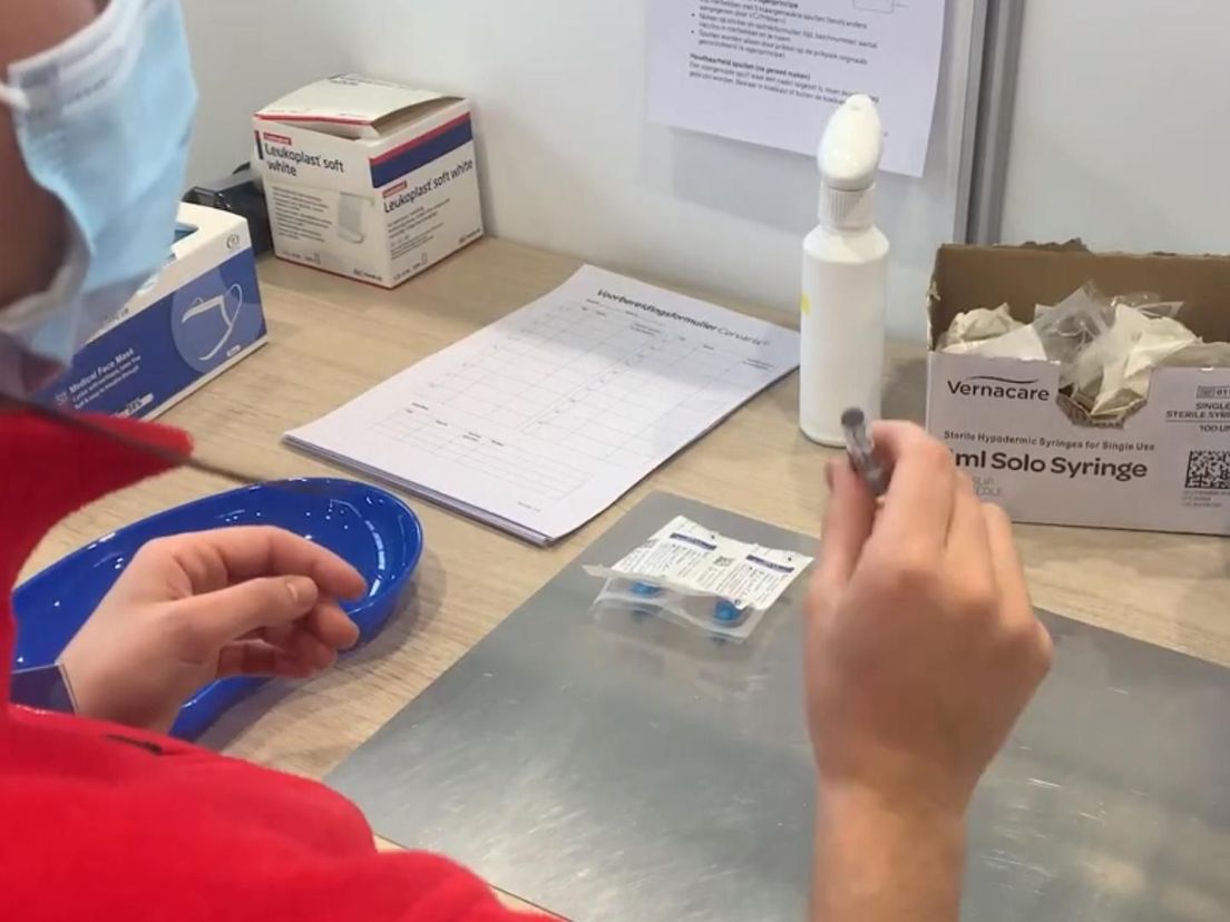 Het hpv-vaccin wordt klaargemaakt
