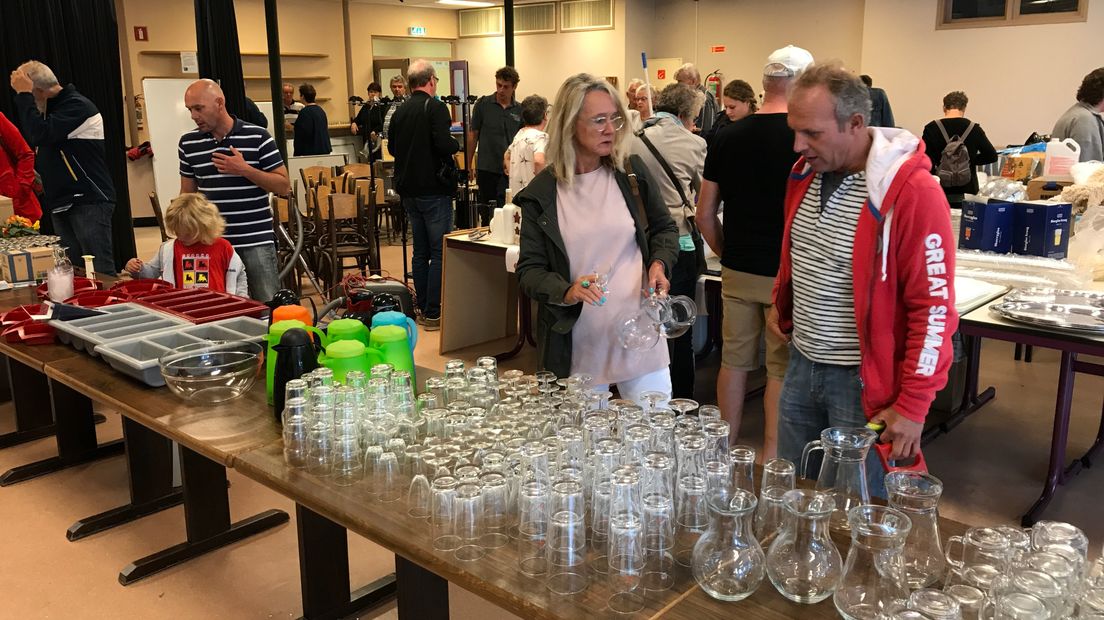 Tientallen mensen kwamen op de uitverkoop bij MFC Zierikzee af
