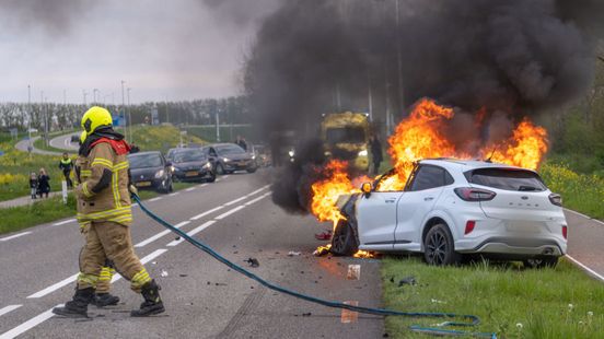 Hybride auto gaat in vlammen op na botsing op N482 bij Sliedrecht | Taartenwinkel in Maassluis overvallen.