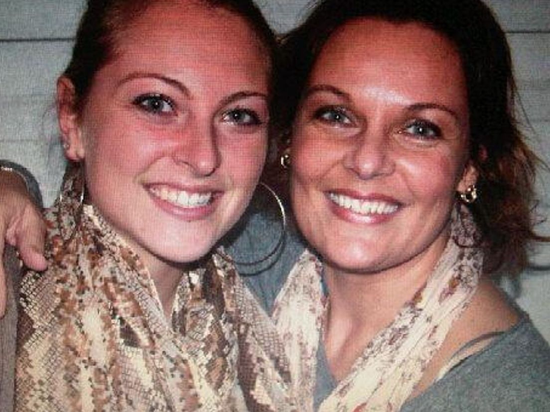 Mariëlle met haar dochter Denise. De foto is genomen voordat de alopecia toesloeg.