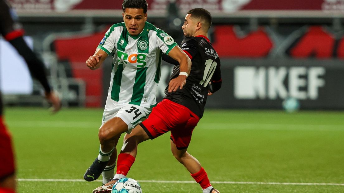 Ragnar Oratmangoen passeert een Excelsior-speler