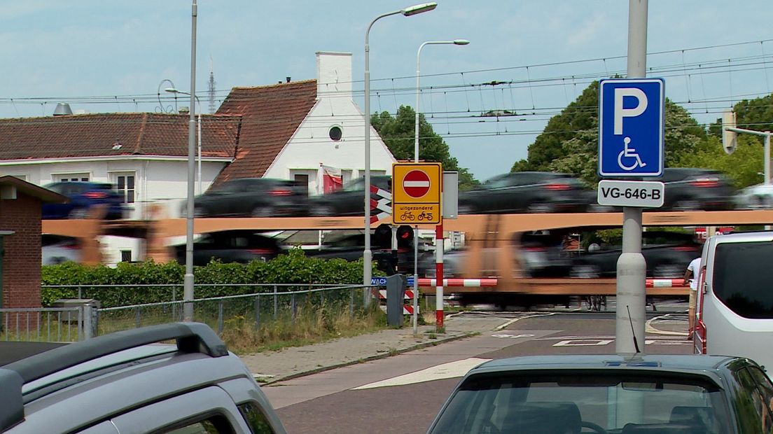 Goederentrein rijdt over de overweg in de Buys Ballotstraat in Goes