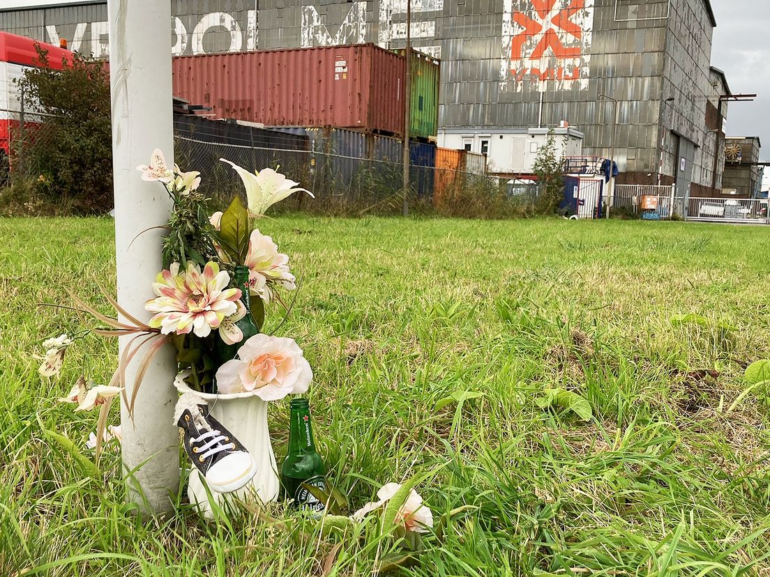 Bloemen aan de Oostdijk waar de twee slachtoffers van de schietpartij aangetroffen werden