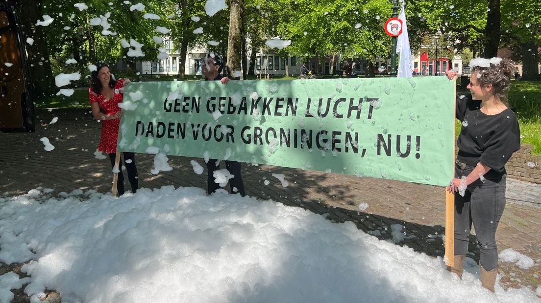 Sandra Beckerman en Merel Jonkheid met een spandoek