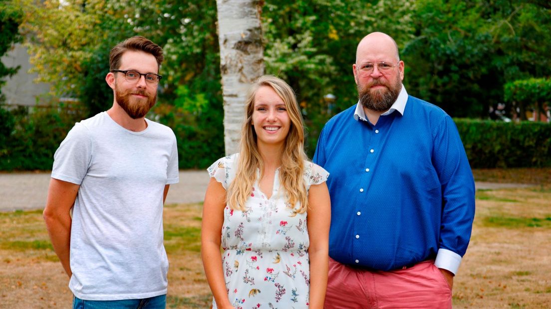 Rick van der Zweth (PvdA), Tess Meeding (VVD) en David Bosch (PVV) (rechts in beeld) te gast bij Bingo FM