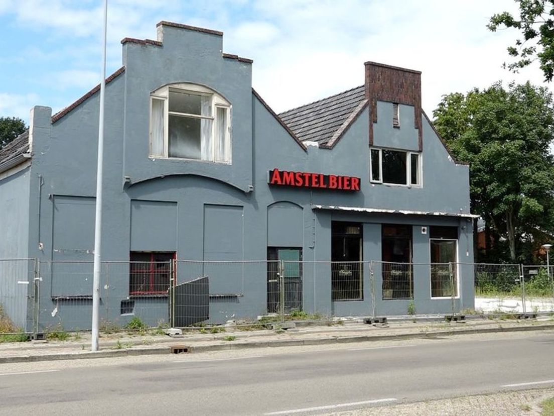 Het verpauperde pand The Old Smuggler in Valthermond