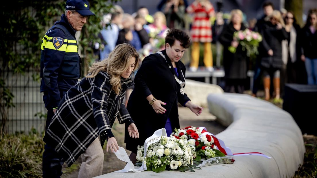 Johan van Renswoude van de politie, minister Yesilgöz en burgemeester Dijksma leggen bloemen bij de herdenking van de tramaanslag in Utrecht.