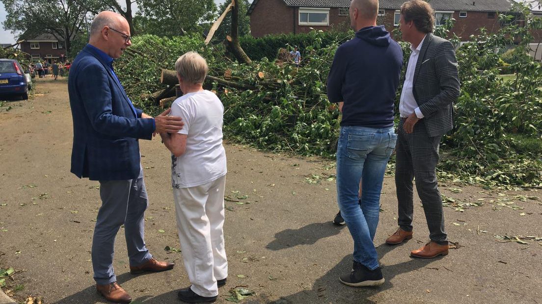 Burgemeester Carol van Eert van Rheden spreekt met inwoners na schade noodweer.