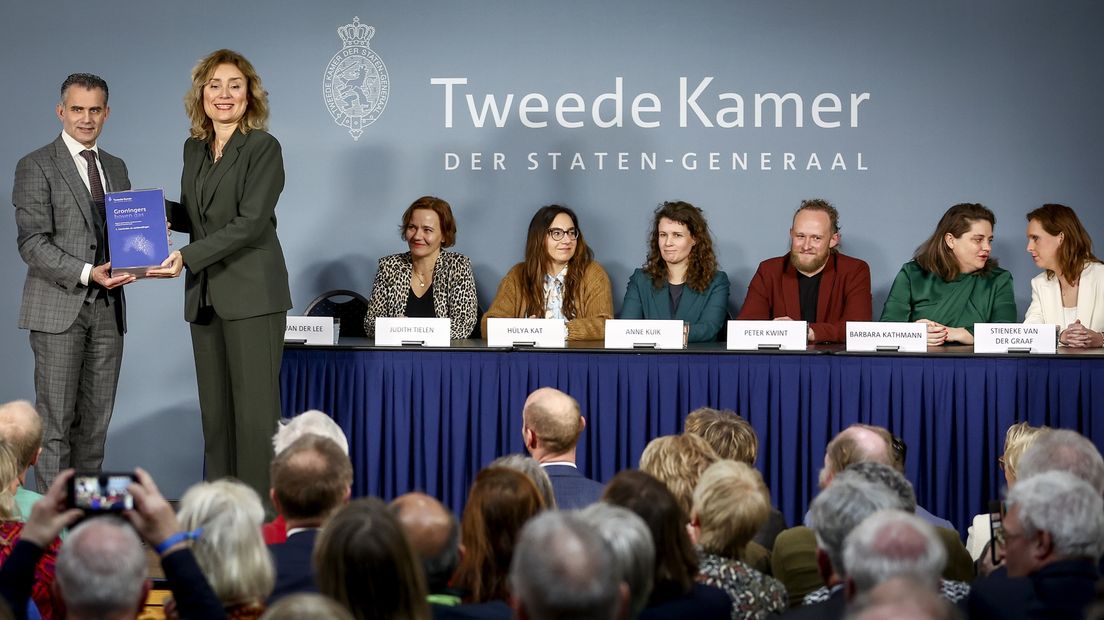 De overhandiging van het rapport aan Tweede Kamervoorzitter Vera Bergkamp