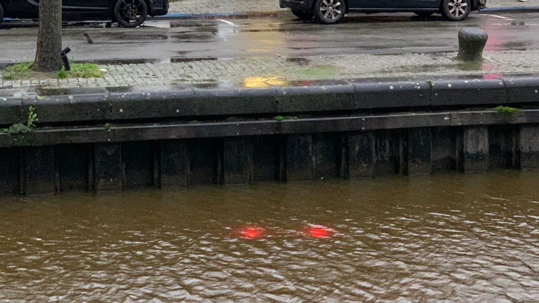 De auto verdween volledig onder water (alleen de achterlichten zijn nog zichtbaar)