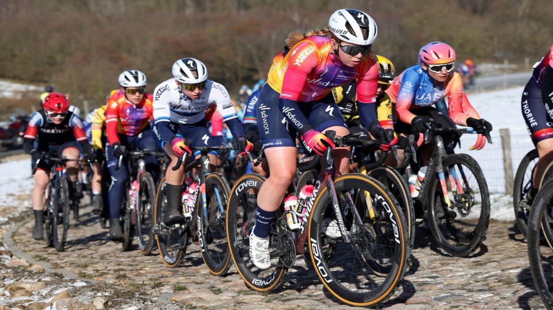 Lonneke Uneken op de VAM-berg tijdens de Ronde van Drenthe