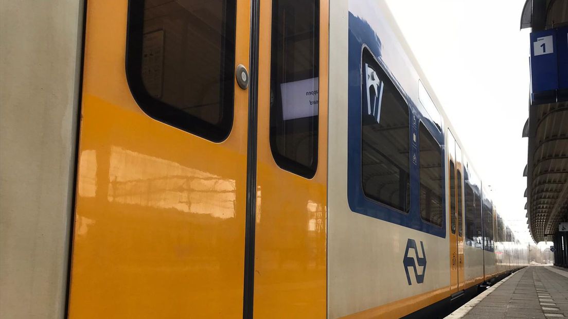 De trein Utrecht-Den Haag op station Woerden