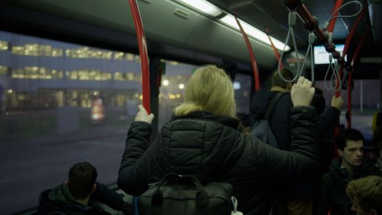 De bus is overvol, maar verkeersdrempels zitten extra ritjes in de weg