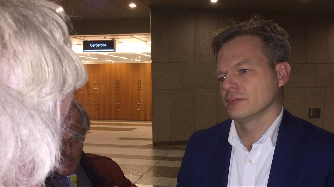 Pieter Omtzigt in hal Tweede Kamer