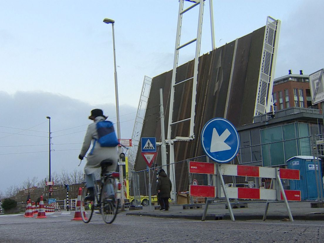 De Lage Erfbrug in Delfshaven stond weken open vanwege een reparatie