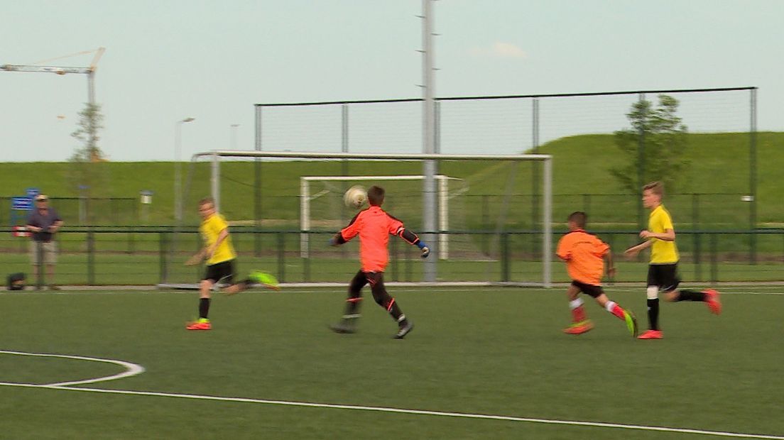 Bevelands onderonsje in finale schoolvoetbal (video)