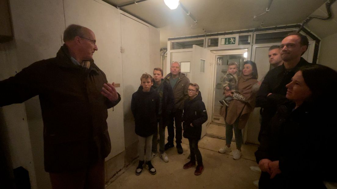 Bezoekers in de kleine bunker waar je ook slaapvertrekken kon bezichtigen