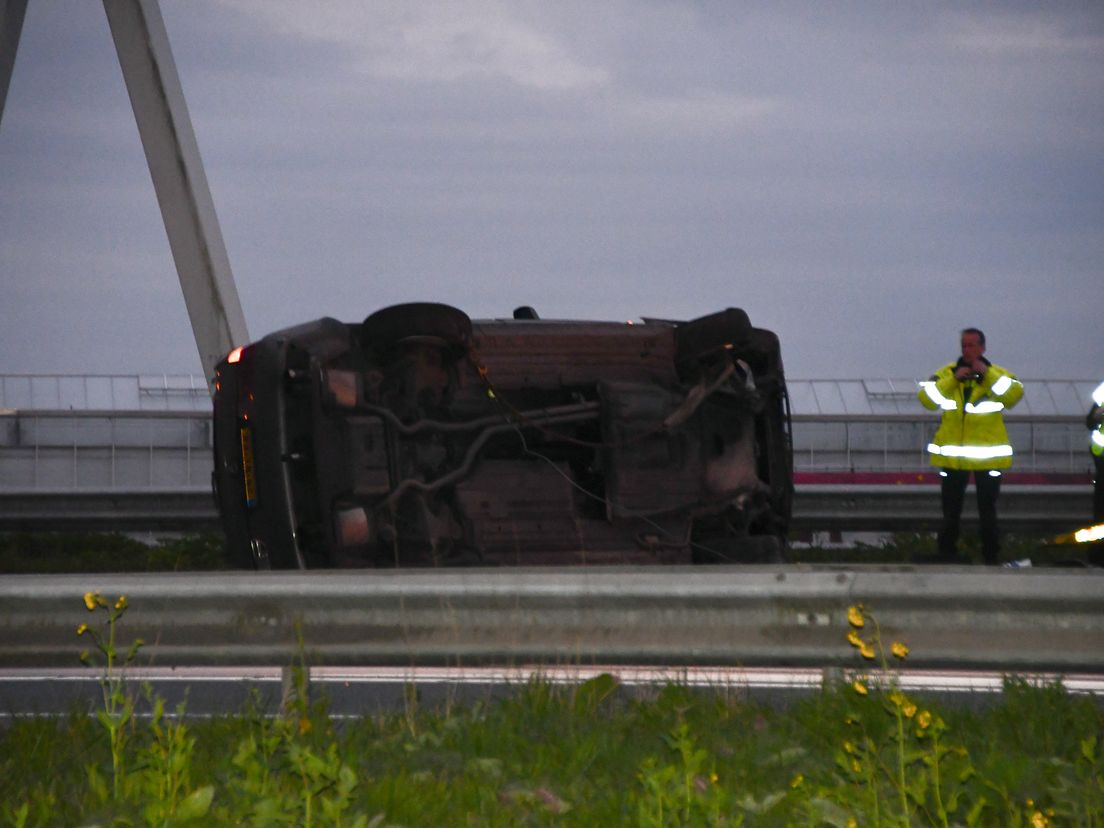 De auto die meermaals over de kop sloeg op de A16 bij Hendrik-Ido-Ambacht (Bron: MediaTV - Nick den Engelsman)