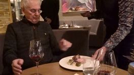 Chef kookt met liefde chique diner voor voedselbankleden