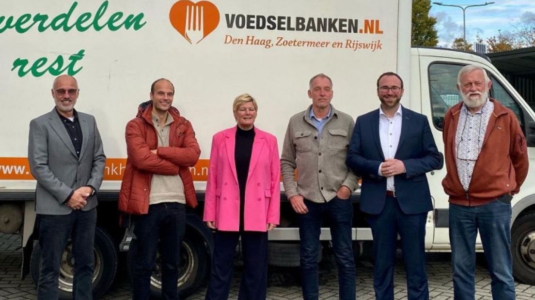 Wethouders bij de voedselbank
