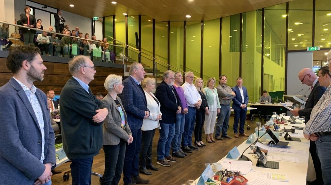 De leden van de algemene vergadering leggen de eed af voor dijkgraaf Toine Poppelaars