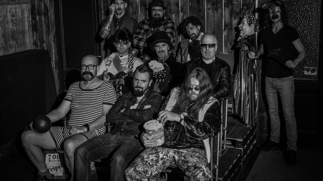 Peetman (midvoor) tussen de cast van zijn videoclip Make It Right