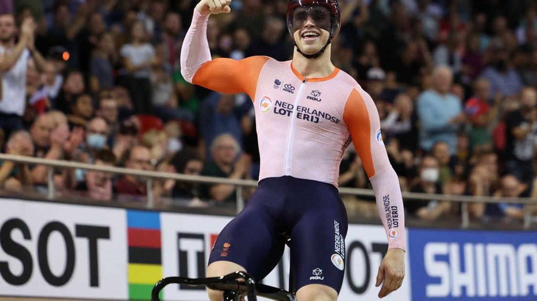 Harrie Lavreysen juicht na het veroveren van zijn elfde wereldtitel.