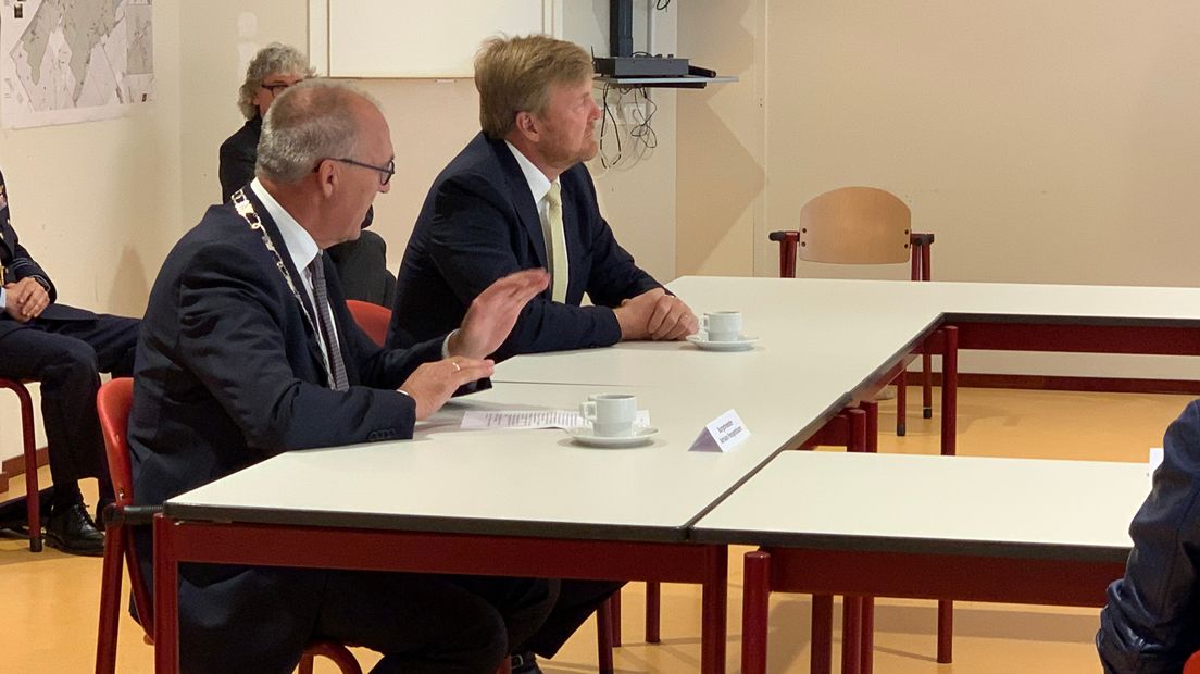 Koning Willem-Alexander met burgemeester Hoogendoorn van Midden-Groningen