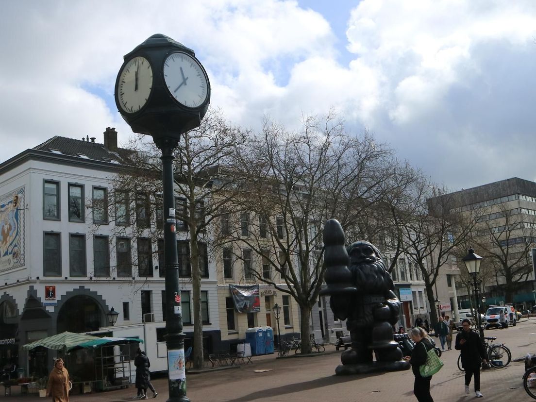 Twee klokken, twee tijden in het centrum van Rotterdam