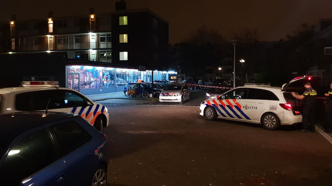 De politie doet onderzoek na de overval bij de supermarkt in Leiden. I