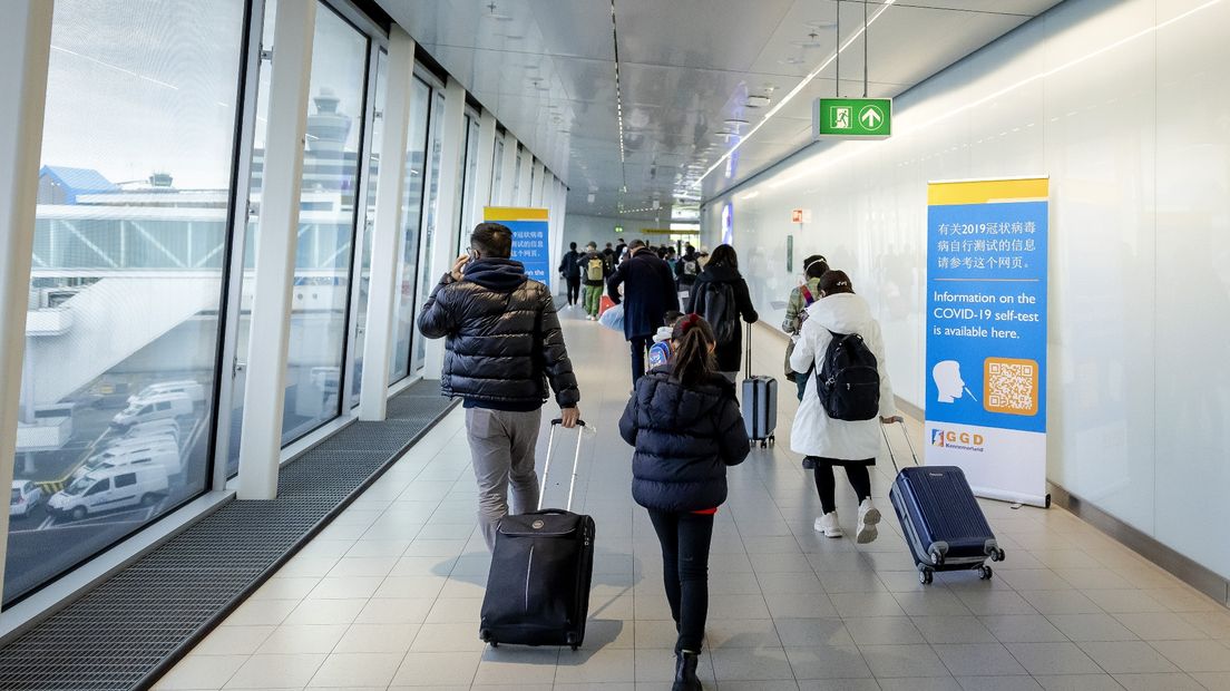 Reizigers uit China krijgen een gratis coronazelftest bij aankomst op Schiphol