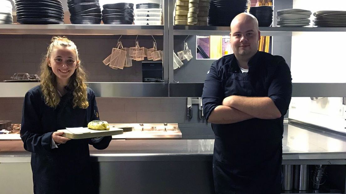 Britt samen met Jurrian van Leeuwen, kok bij restaurant Remise in Leersum, die meewerkt aan het kookboek