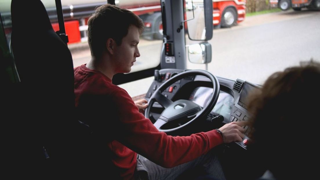 Rijdt Hidde (19) straks als buschauffeur door onze provincie?