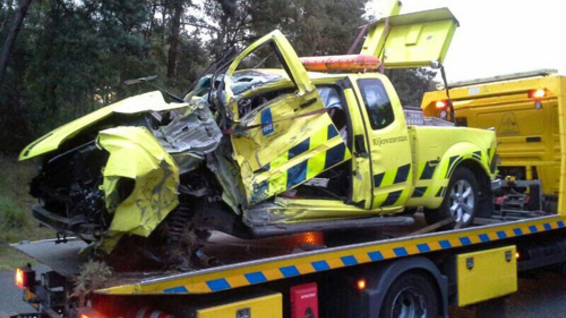 Touringbus rijdt auto Rijkswaterstaat aan op A12 bij Ede