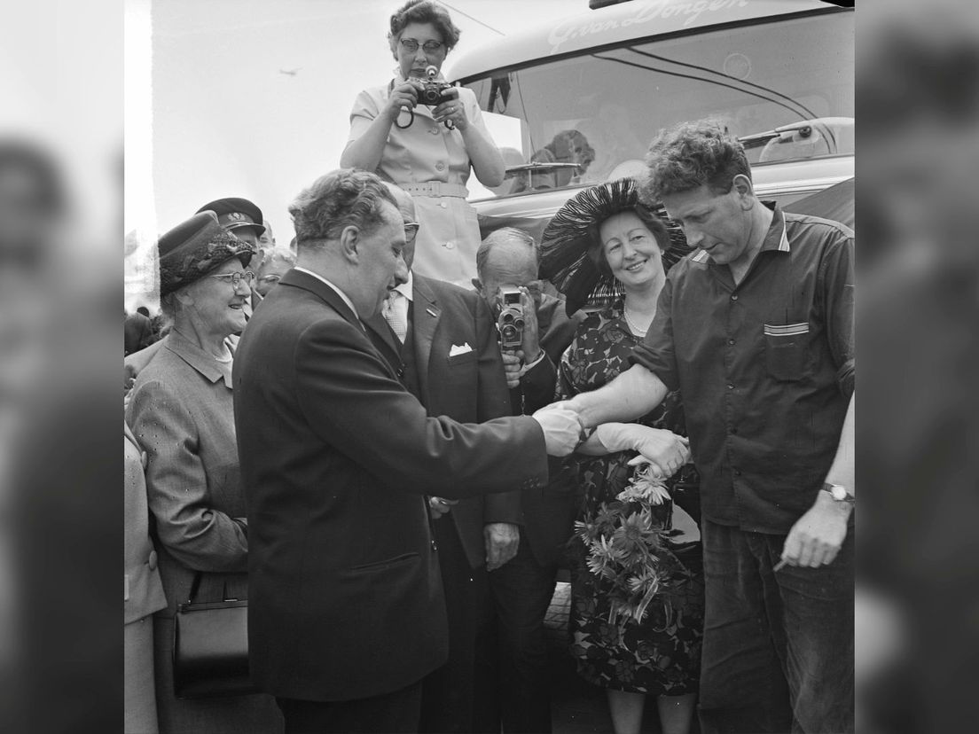 Minister Van Aartsen geeft het eerste kaartje aan uienboer Van Dongen uit Dirksland