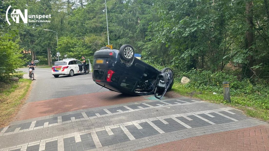 Politie bevrijdt vrouw uit onfortuinlijke positie.