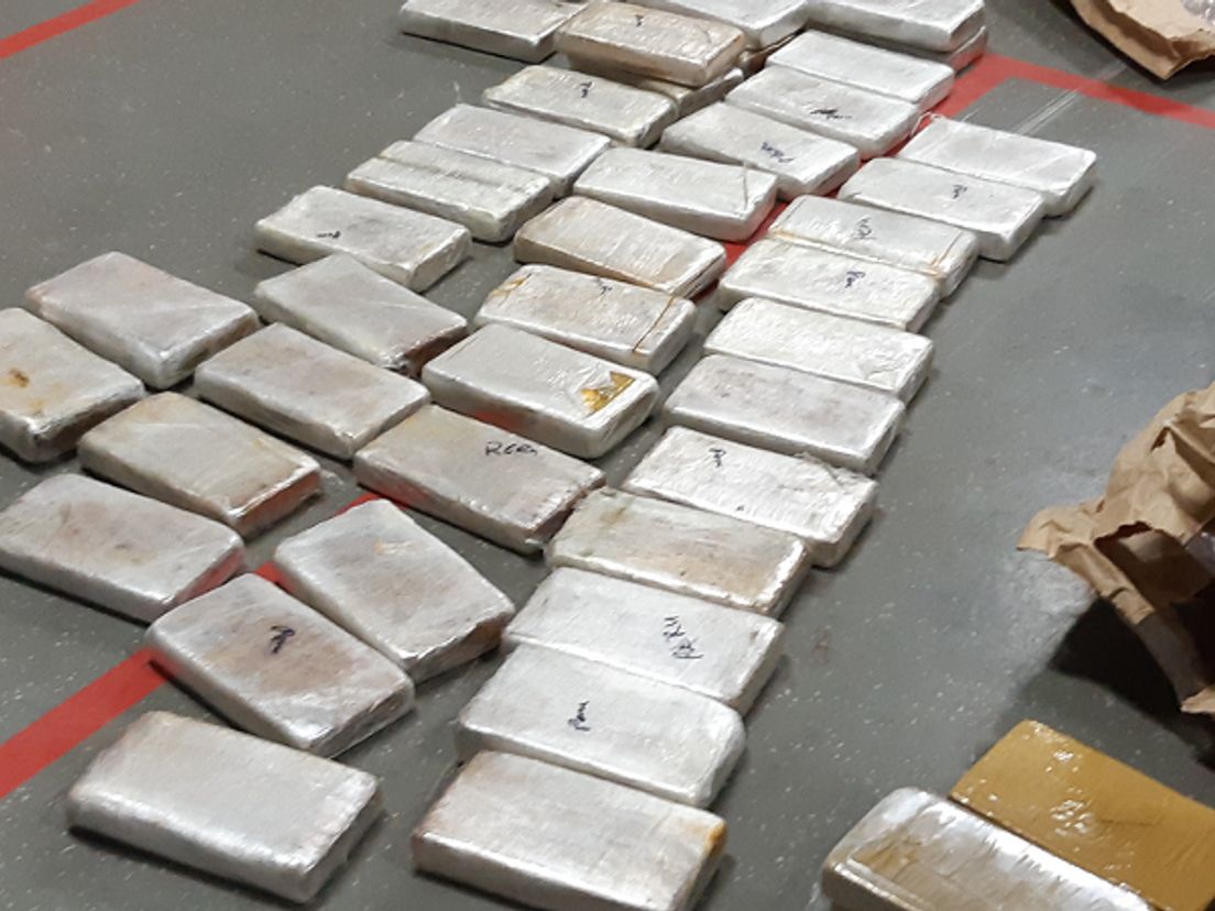 Een deel van de drugs die in de auto verstopt zaten.