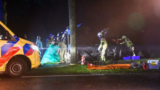 112 nieuws: Autos te water langs A28 | Ravage na aanrijding vrachtwagen met auto. 112 nieuws: Autos te water langs A28 | Ravage na aanrijding vrachtwagen met auto.