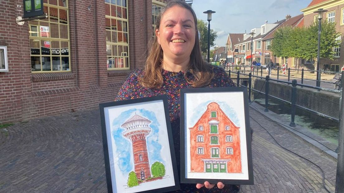 Jolijne met de door haar gemaakte tekeningen.
