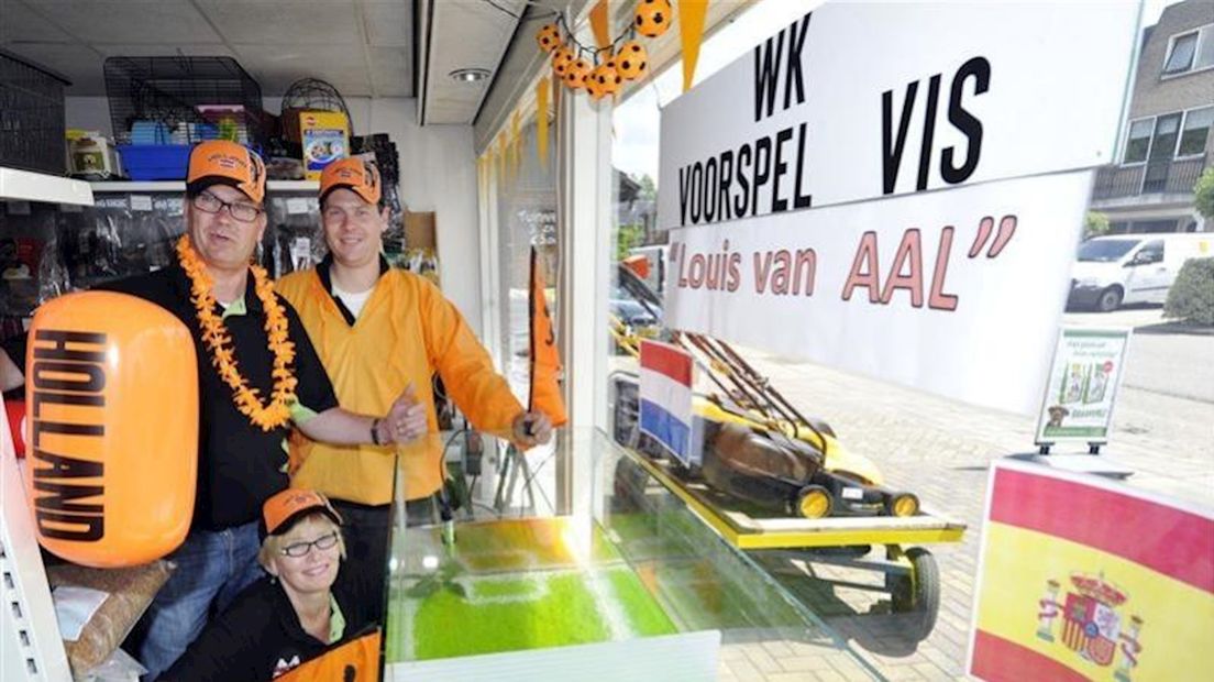 De vis die WK uitslagen voorspelt zwemt in een aquarium in DeLutte