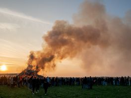 In Beeld: het paasvuur in Drouwenermond