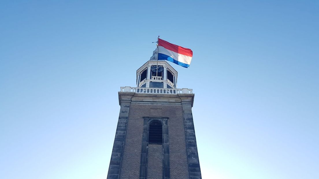 De vlag hangt uit bij de Grote Kerk in Almelo